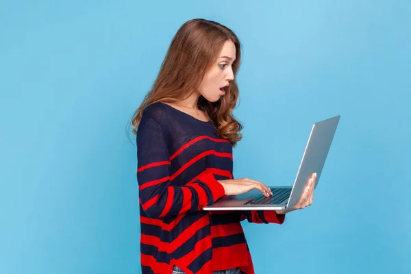 인터넷에서 일상적 스타일의 스웨터를 컴퓨터 화면을 여성의 모습이다 스튜디오는 배경에 — 스톡 사진