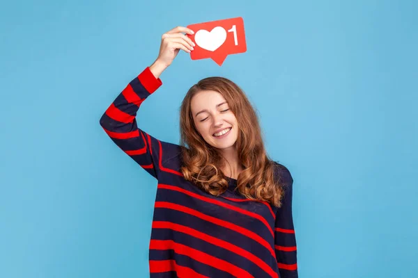 Redes Sociales Como Botón Blogger Mujer Suéter Casual Rayado Posando — Foto de Stock