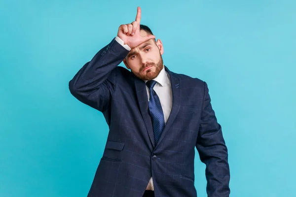 Retrato Hombre Negocios Joven Decepcionado Con Barba Traje Oscuro Pie —  Fotos de Stock