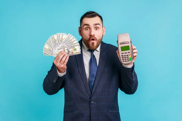 Extrémně Ohromený Muž Oficiálním Obleku Stojí Dolarovými Bankovkami Terminálem Rukou — Stock fotografie