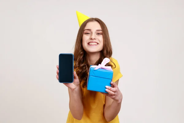 Presente Aniversário Bônus Para Usuário Móvel Retrato Menina Adolescente Feliz — Fotografia de Stock