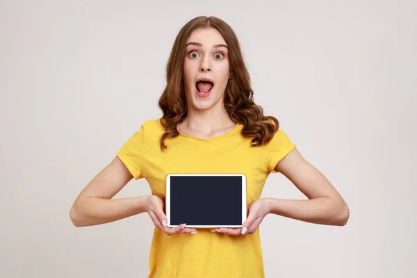 Ritratto Bella Adolescente Scioccata Stile Shirt Mostrando Tablet Schermo Vuoto — Foto Stock