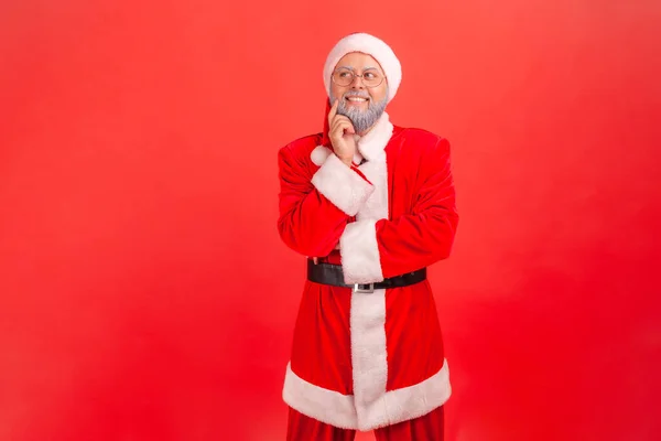 Hombre Anciano Soñador Con Barba Gris Con Traje Santa Claus —  Fotos de Stock