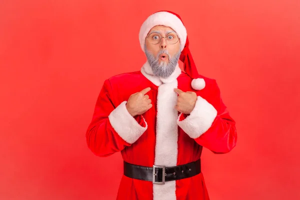 Wie Oudere Man Met Grijze Baard Draagt Kerstman Kostuum Staande — Stockfoto