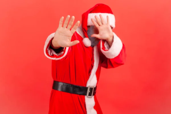 Gri Sakallı Yaşlı Bir Adam Noel Baba Kostümü Giyiyor Gözlerini — Stok fotoğraf