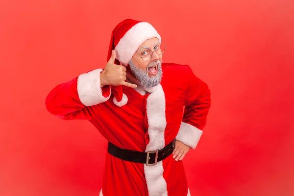 Homem Idoso Excitado Com Barba Cinza Vestindo Traje Papai Noel — Fotografia de Stock