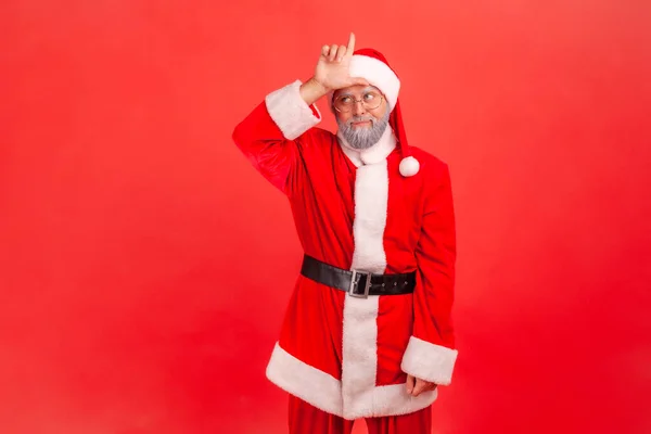 Ongelukkige Oudere Man Met Grijze Baard Kerstman Kostuum Met Losser — Stockfoto