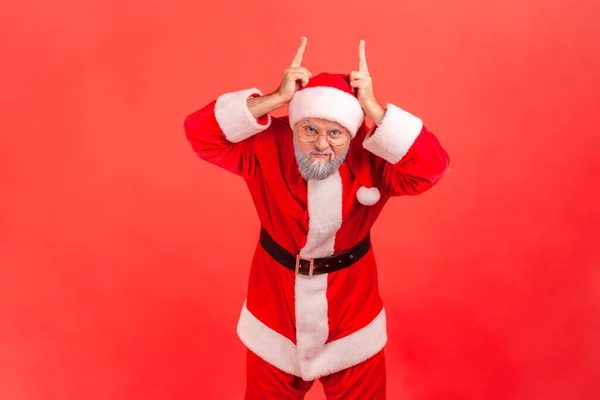 Gri Sakallı Yaşlı Bir Adamın Portresi Noel Baba Kostümü Giymiş — Stok fotoğraf