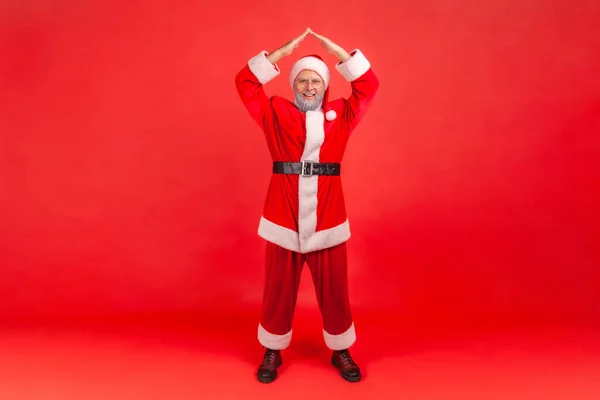 Ganzkörperlanger Älterer Mann Mit Grauem Bart Weihnachtsmann Kostüm Die Hände — Stockfoto