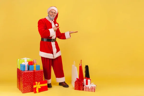 Retrato Comprimento Total Homem Idoso Com Barba Traje Papai Noel — Fotografia de Stock