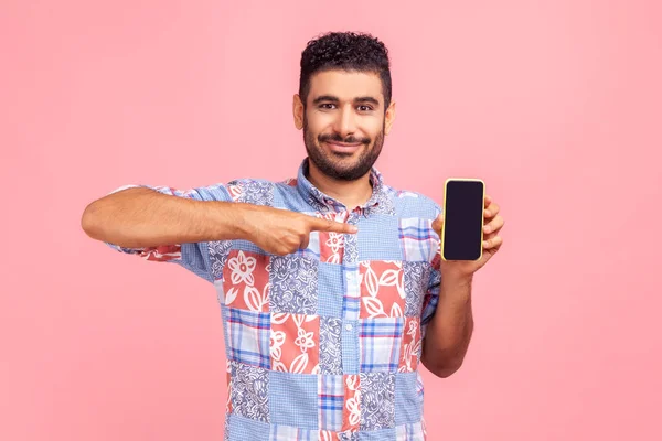 Mavi Gömlekli Mutlu Boncuklu Adam Akıllı Telefonu Boş Ekranla Işaret — Stok fotoğraf