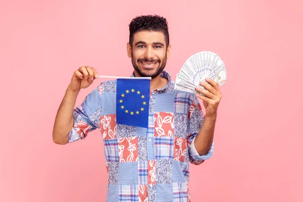 Молодой Взрослый Бородатый Мужчина Зубастой Улыбкой Держащий Флаг Европы Банкноты — стоковое фото