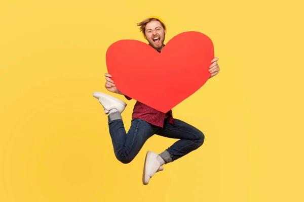 Lycklig Kärlek Man Hoppar Och Håller Stora Röda Hjärta Form — Stockfoto