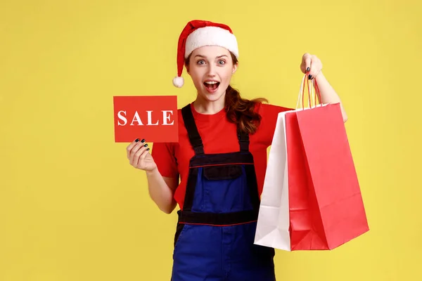 Mujer Mensajera Sorprendida Con Tarjeta Venta Bolsas Compra Presenta Descuentos —  Fotos de Stock