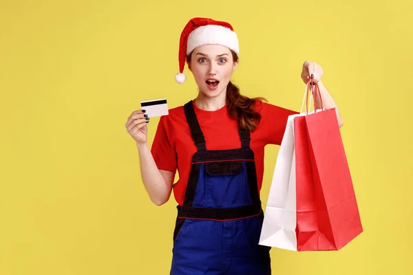 Emocionada Repartidora Asombrada Con Bolsas Compras Tarjeta Crédito Las Manos — Foto de Stock