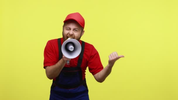 Trabajador Extremadamente Feliz Gritando Fuerte Megáfono Señalando Lado Anunciando Publicidad — Vídeos de Stock