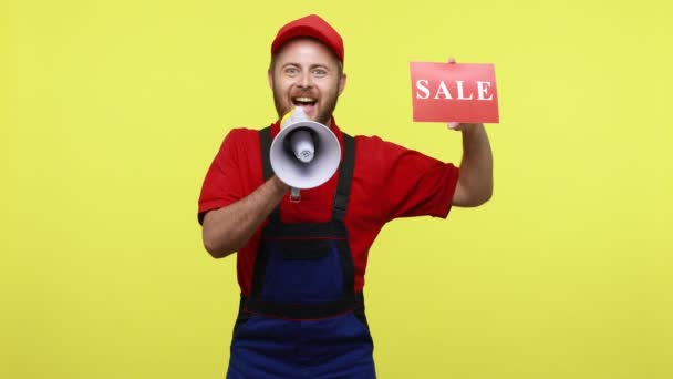 Positive Shop Assistant Announcing Advertisement Megaphone Showing Card Sale Inscription — Stock Video