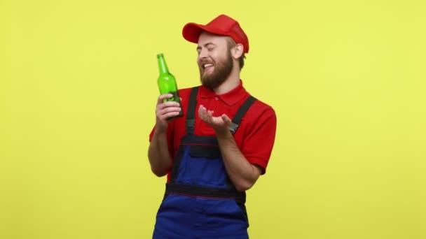 Porträt Eines Betrunkenen Handwerker Der Allein Steht Und Eine Alkoholflasche — Stockvideo