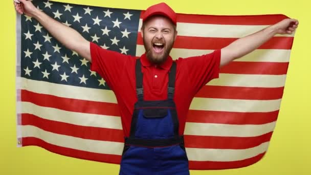 Ekstremt Glad Arbejder Holder Stort Amerikansk Flag Råber Fejrer Nationaldagen – Stock-video
