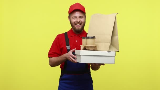 Happy Courier Holder Box Papieren Pakket Met Eten Koffie Gaan — Stockvideo