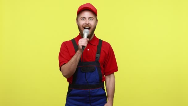 Hombre Práctico Positivo Que Divierte Fiesta Corporativa Ofreciendo Microfone Colega — Vídeo de stock