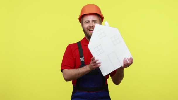 Positive Builder Holding Pointing Paper House Presenting Finish Construction Houses — Stock Video