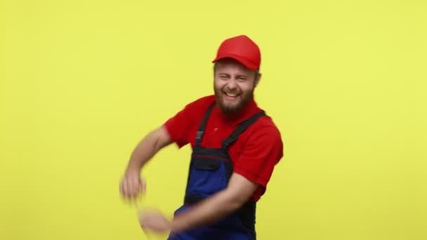 Fröhlich Optimistische Handwerker Tanzen Feiern Erfolgreiche Arbeitsmonate Drücken Positive Emotionen — Stockvideo