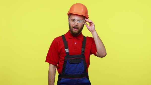 Travailleur Positif Drôle Portant Des Gants Bleus Regardant Caméra Frappant — Video