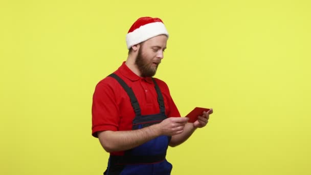 Vue Latérale Travailleur Touché Tenant Une Enveloppe Rouge Lisant Une — Video