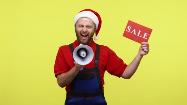 Shoppa Assistent Skriker Megafon Och Visar Kort Med Försäljning Inskription — Stockvideo