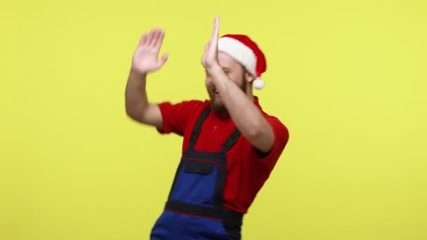 Trabajador Optimista Extremadamente Feliz Bailando Fiesta Corporativa Navidad Estando Excelente — Vídeo de stock