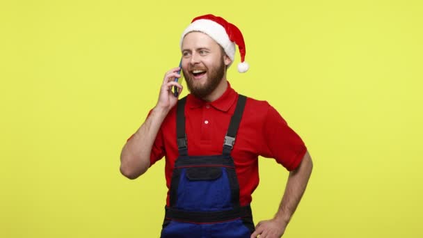 Щасливий Майстер Розмовляє Мобільному Телефоні Висловлюючи Позитивні Емоції Вітаючи Зимовими — стокове відео