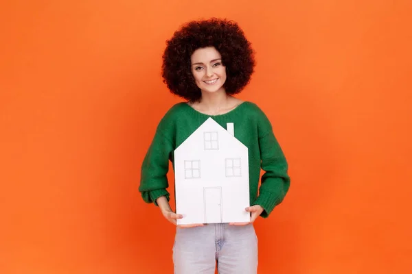 Afro Saçlı Hoş Bir Kadın Yeşil Günlük Bir Süveter Giyiyor — Stok fotoğraf