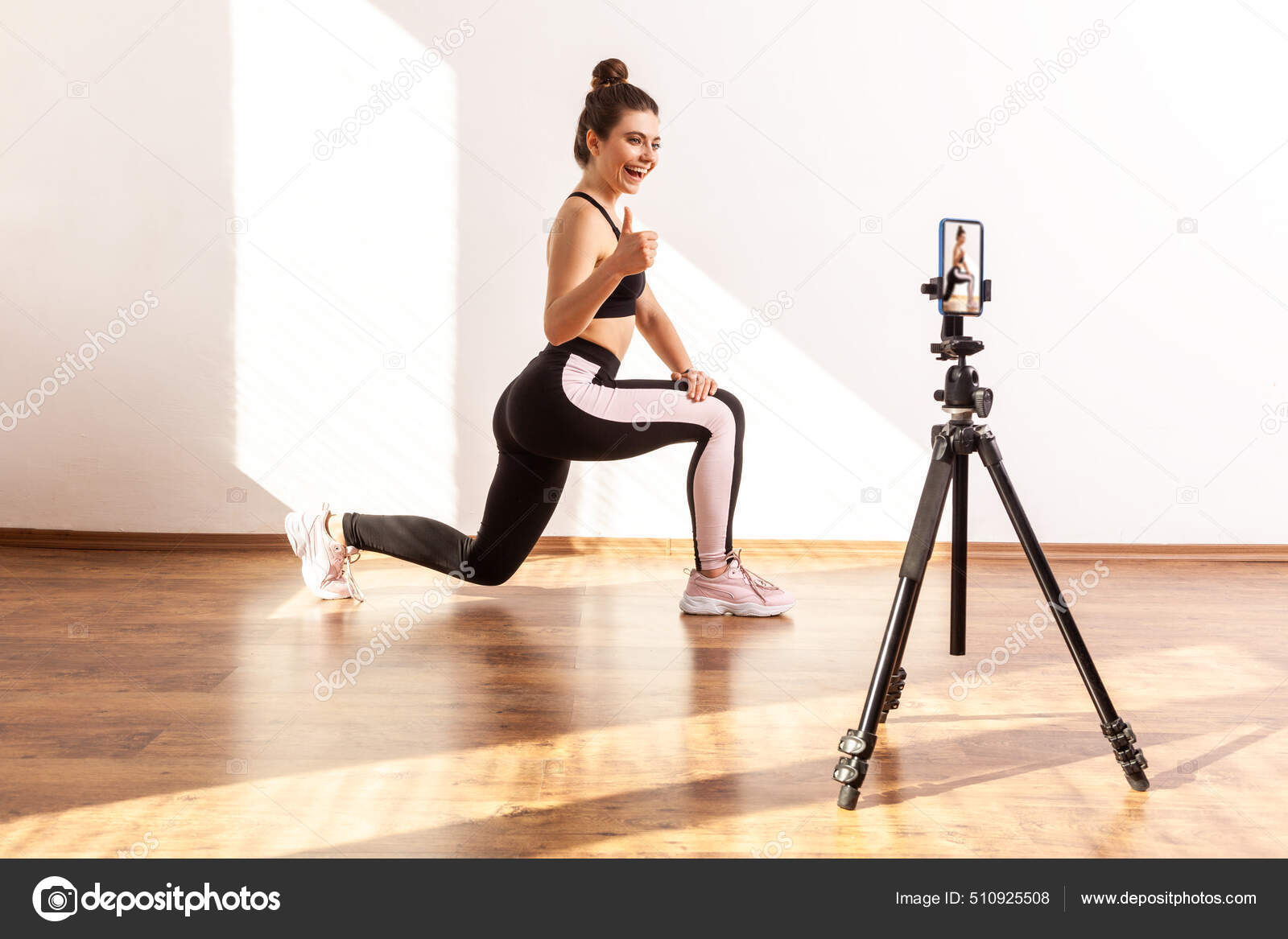 Удовлетворенная Тренер Женщина Делает Выпады Упражнения Показывая.