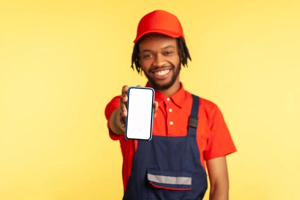 Snygg Hantverkare Blå Uniform Som Håller Visar Mobiltelefon Med Tom — Stockfoto