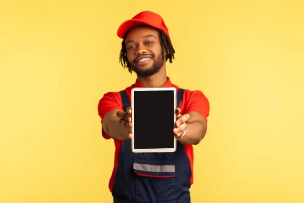 Glücklicher Heimwerker Blauen Overalls Der Ein Tablet Mit Leerem Bildschirm — Stockfoto