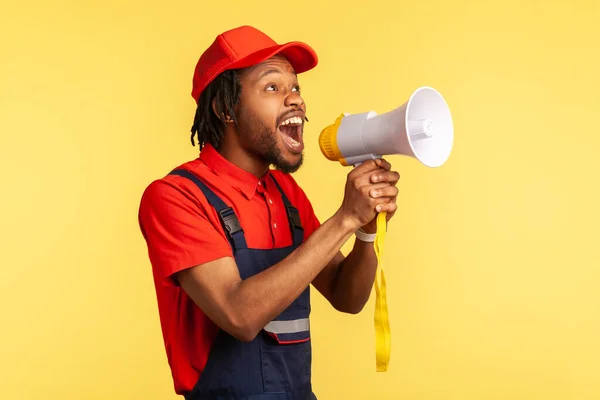 Retrato Faz Tudo Barbudo Usando Macacão Azul Gorro Vermelho Gritando — Fotografia de Stock