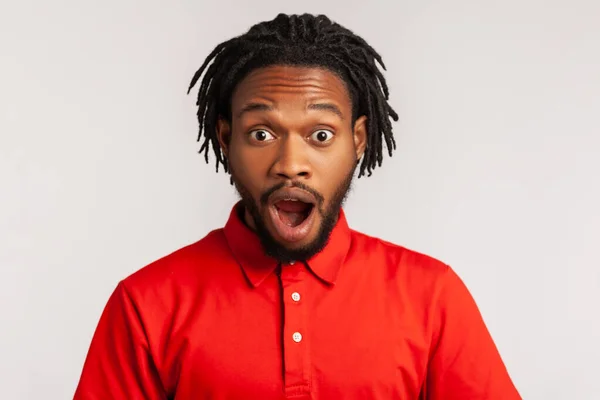 Förbluffad Man Med Dreadlocks Bär Röd Casual Stil Shirt Står — Stockfoto