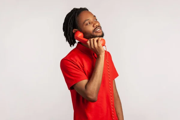 Zijaanzicht Van Man Met Dreadlocks Baard Rode Casual Stijl Shirt — Stockfoto