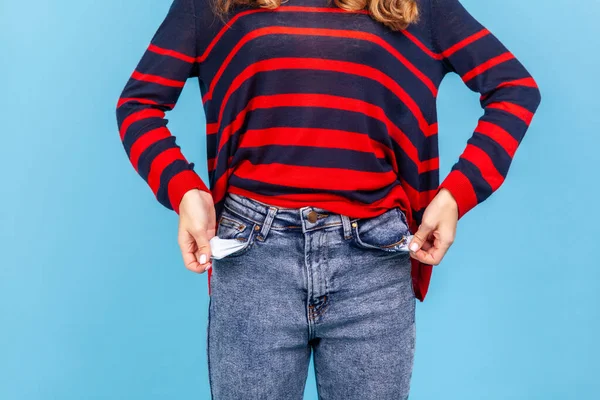 Retrato Mulher Anônima Sem Rosto Desconhecido Transformando Bolsos Vazios Mostrando — Fotografia de Stock