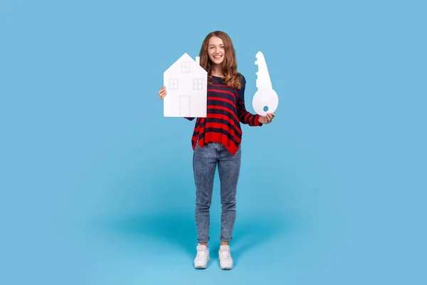 Retrato Longitud Completa Mujer Sonriente Con Suéter Sostiene Llave Grande — Foto de Stock