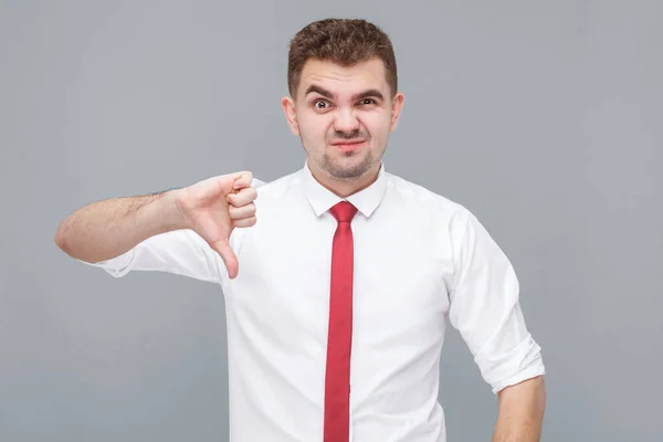 Portret Van Jonge Ontevreden Man Wit Hemd Stropdas Staand Duimen — Stockfoto