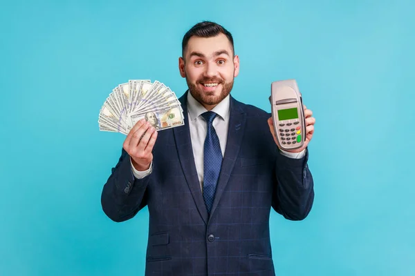 Feliz Hombre Negocios Vistiendo Traje Estilo Oficial Sosteniendo Pos Terminal —  Fotos de Stock