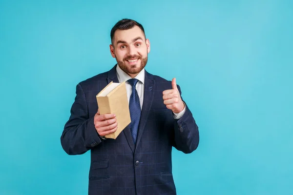 Lachende Positieve Man Draagt Officiële Stijl Pak Tonen Duimen Omhoog — Stockfoto