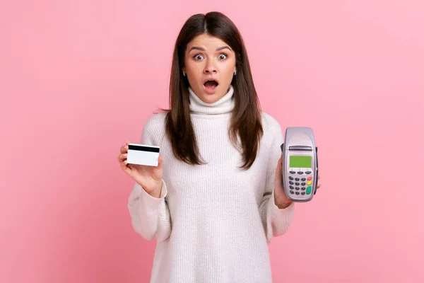 Mujer Asombrada Mostrando Pos Terminal Pago Tarjeta Crédito Débito Utilizando — Foto de Stock
