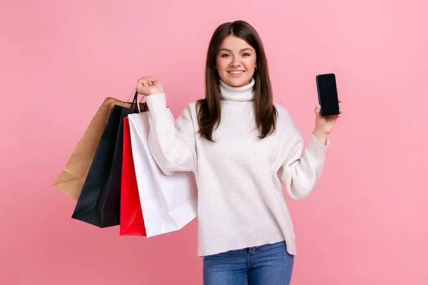 Heureux Jeune Acheteur Adulte Femme Debout Avec Des Sacs Provisions — Photo