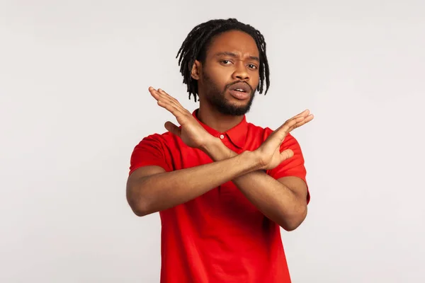 Retrato Jovem Homem Barbudo Adulto Com Dreadlocks Vestindo Camiseta Vermelha — Fotografia de Stock