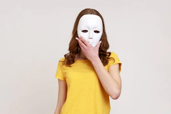 Mujer Anónima Desconocida Con Camiseta Amarilla Estilo Casual Cubriéndose Cara —  Fotos de Stock