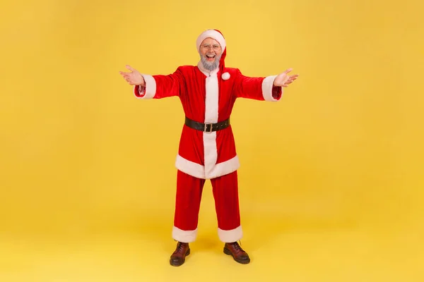 Ein Glücklicher Älterer Mann Mit Grauem Bart Weihnachtsmann Kostüm Hebt — Stockfoto