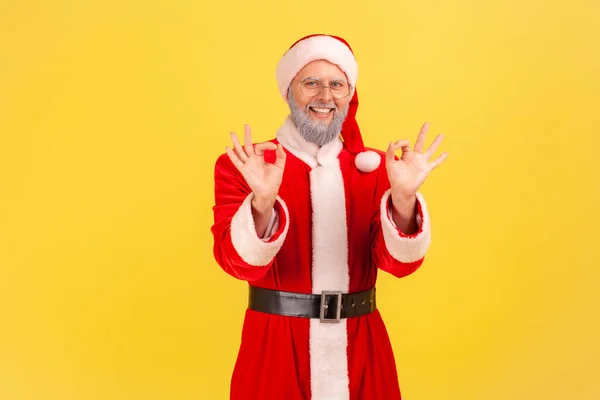 Retrato Anciano Satisfecho Con Barba Gris Vestido Con Traje Santa —  Fotos de Stock